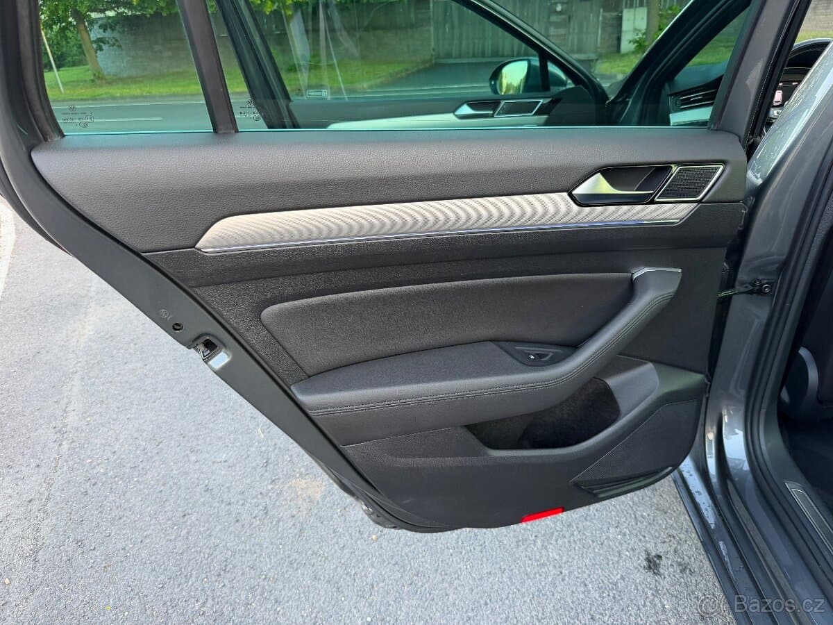 2016 Volkswagen PASSAT - 9