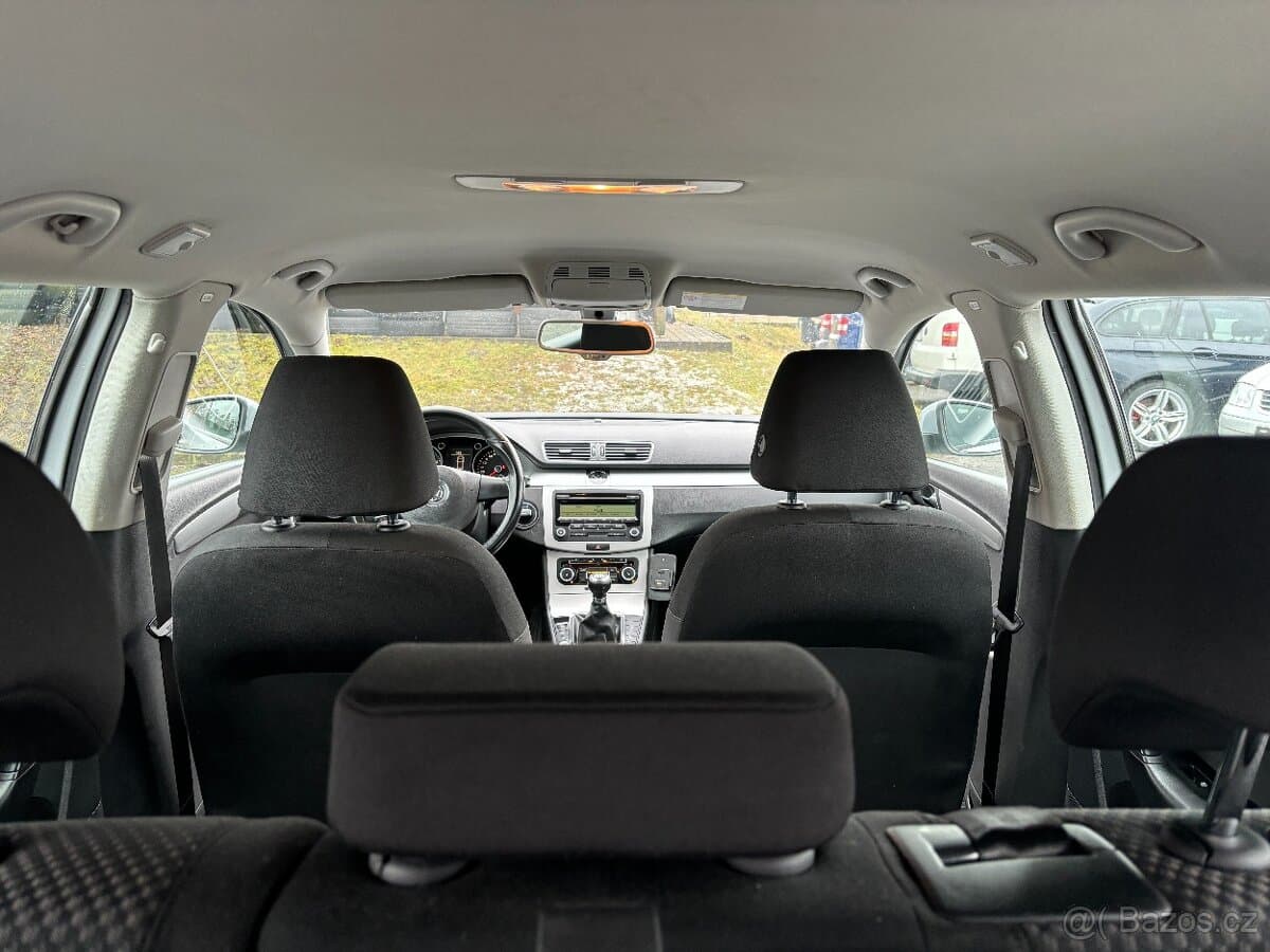 2010 Volkswagen PASSAT - 9