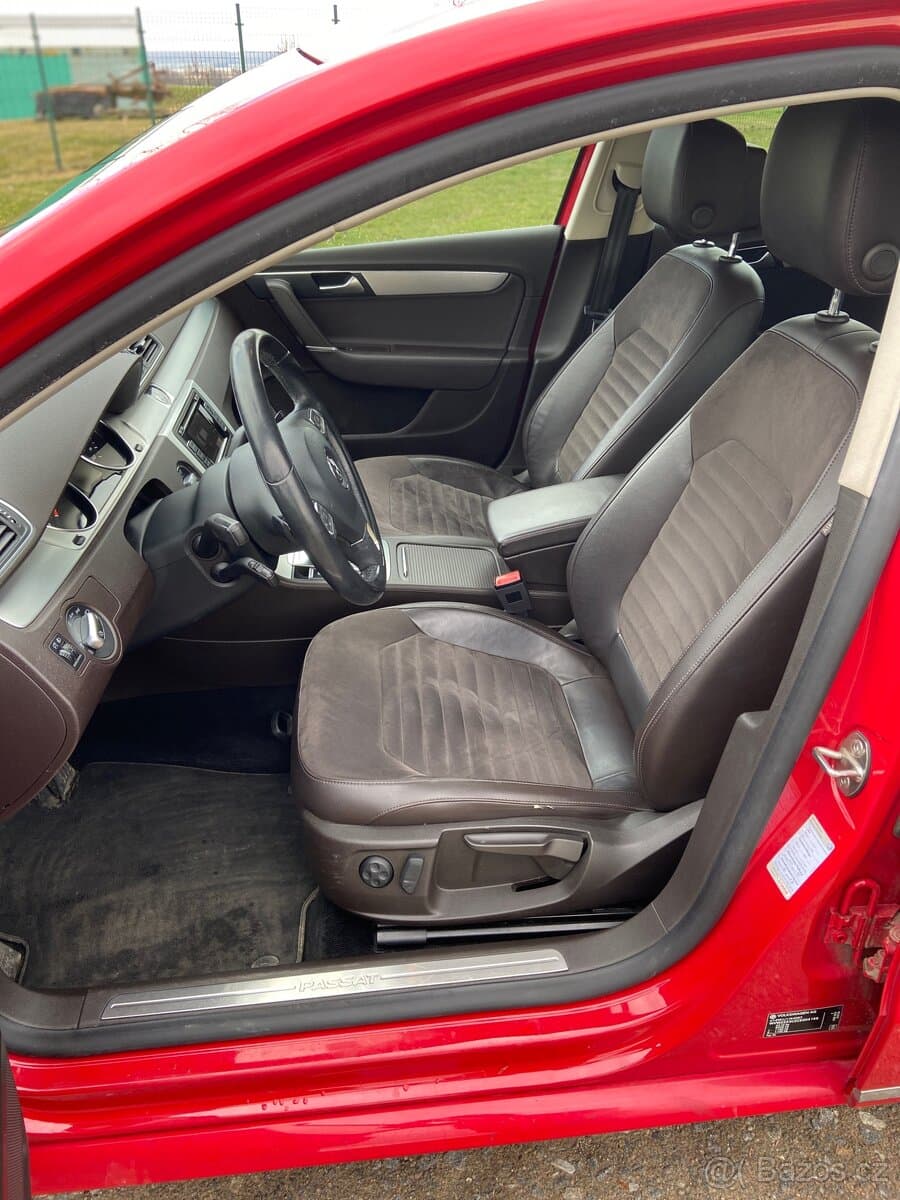 2011 Volkswagen PASSAT - 9