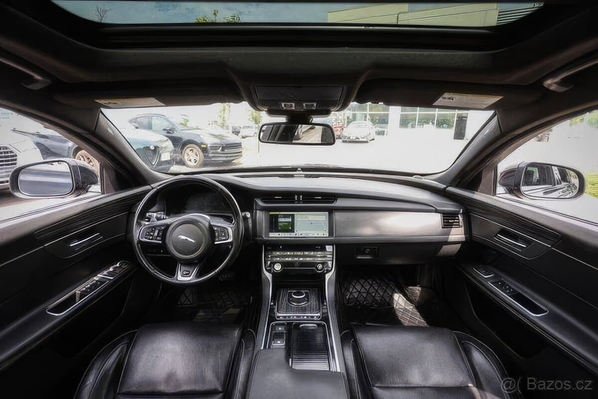 2018 Jaguar XF - 9