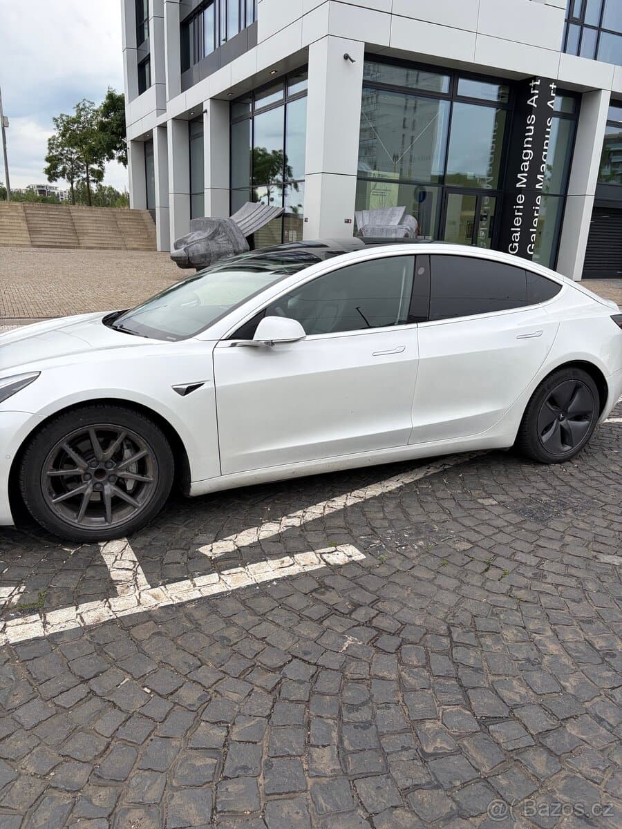 Tesla MODEL 3 - 9