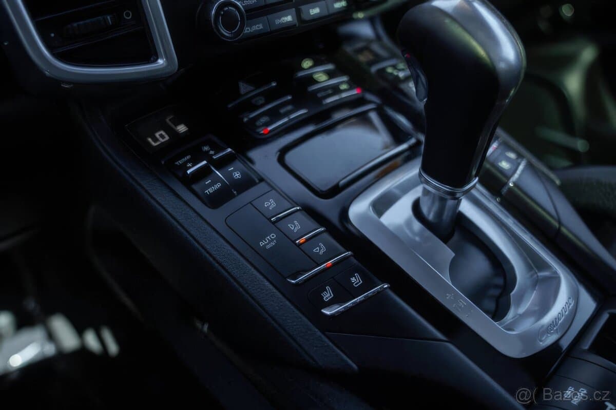 2017 Porsche CAYENNE - 9