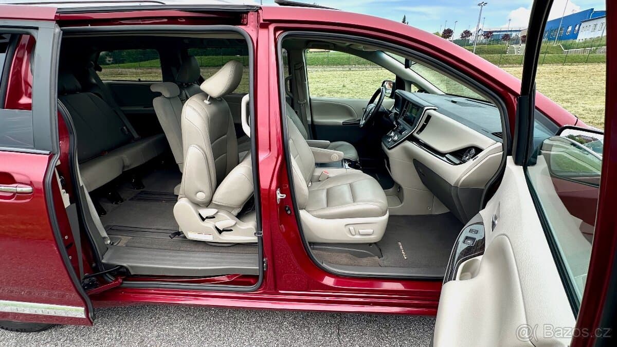 2016 Toyota SIENNA - 9