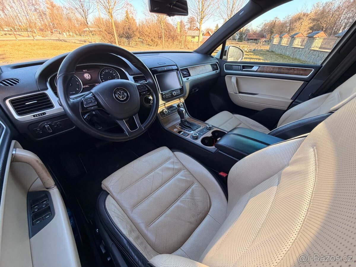 2012 Volkswagen TOUAREG - 9