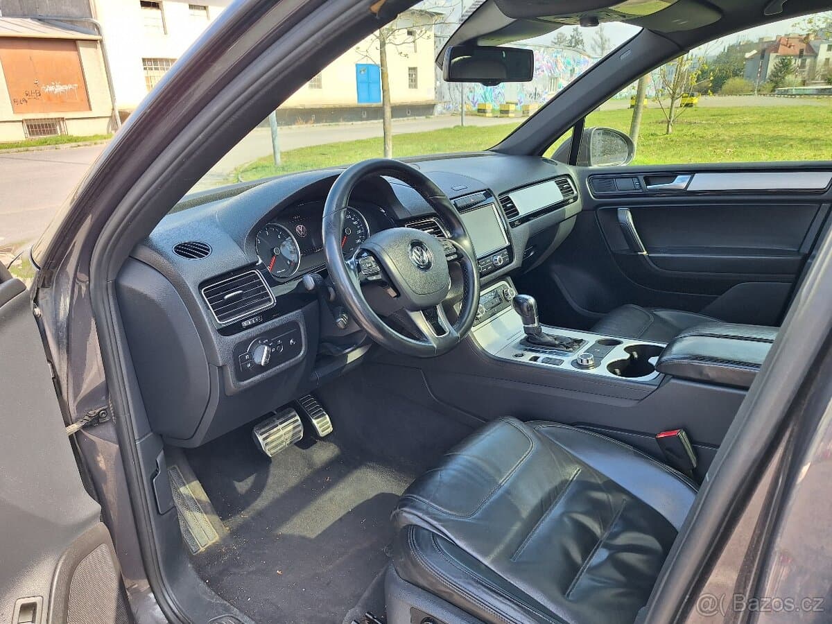 2011 Volkswagen TOUAREG - 9