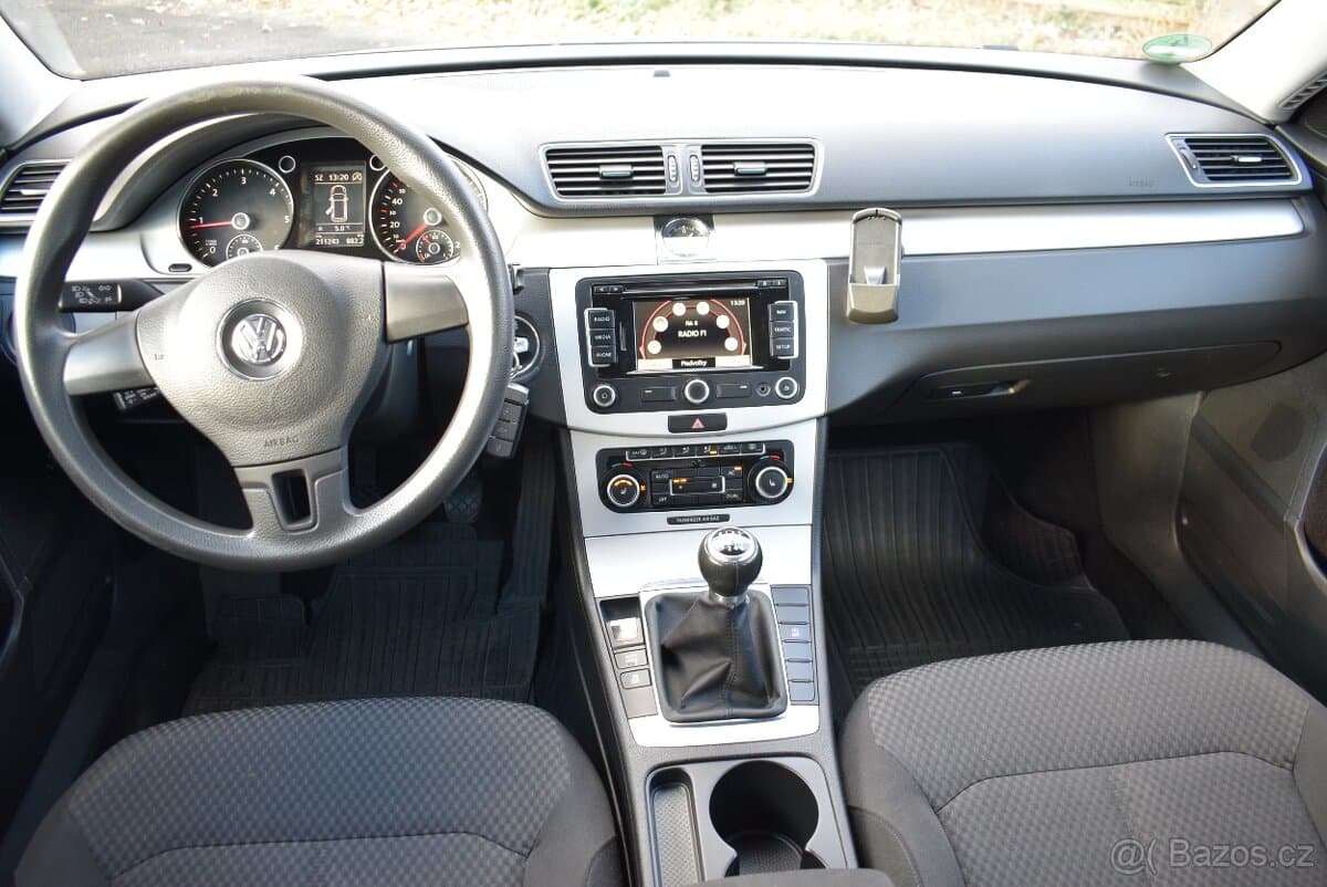 2011 Volkswagen PASSAT - 9