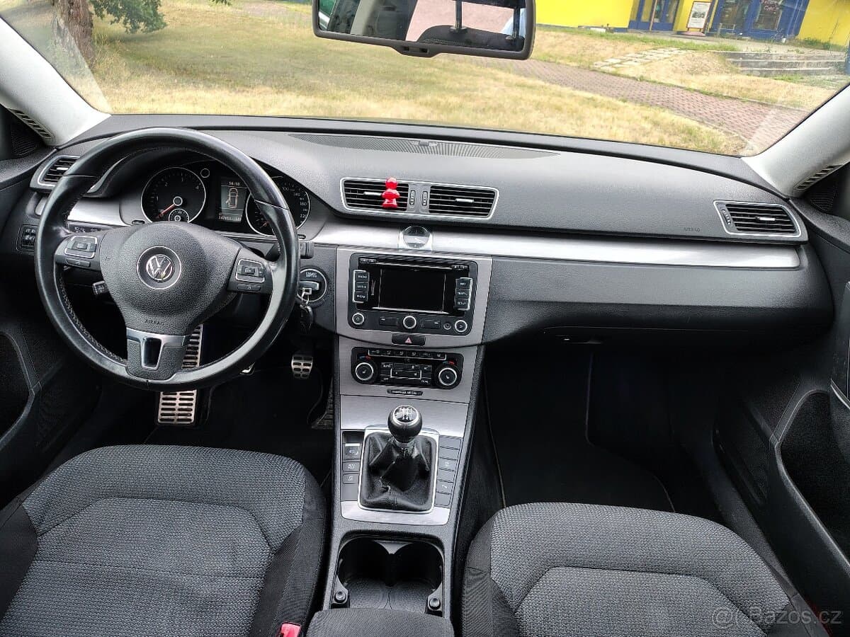 2011 Volkswagen PASSAT - 9