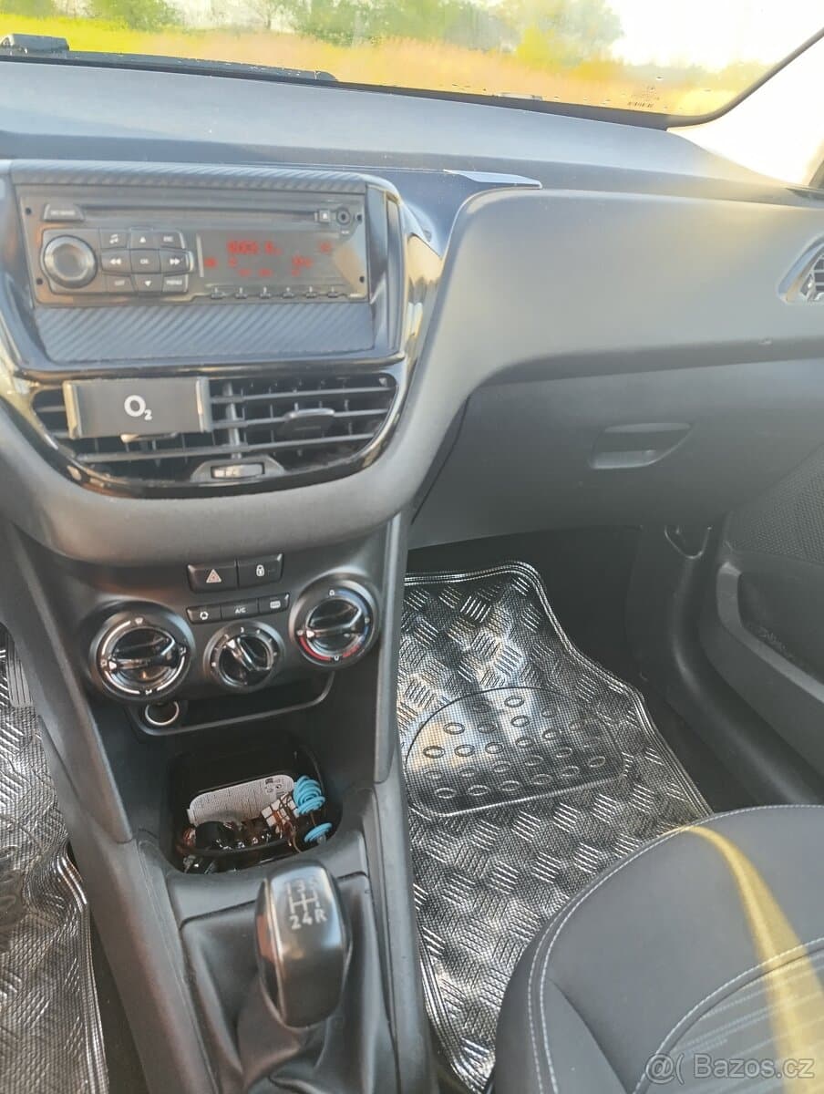 2013 Peugeot 208 - 9