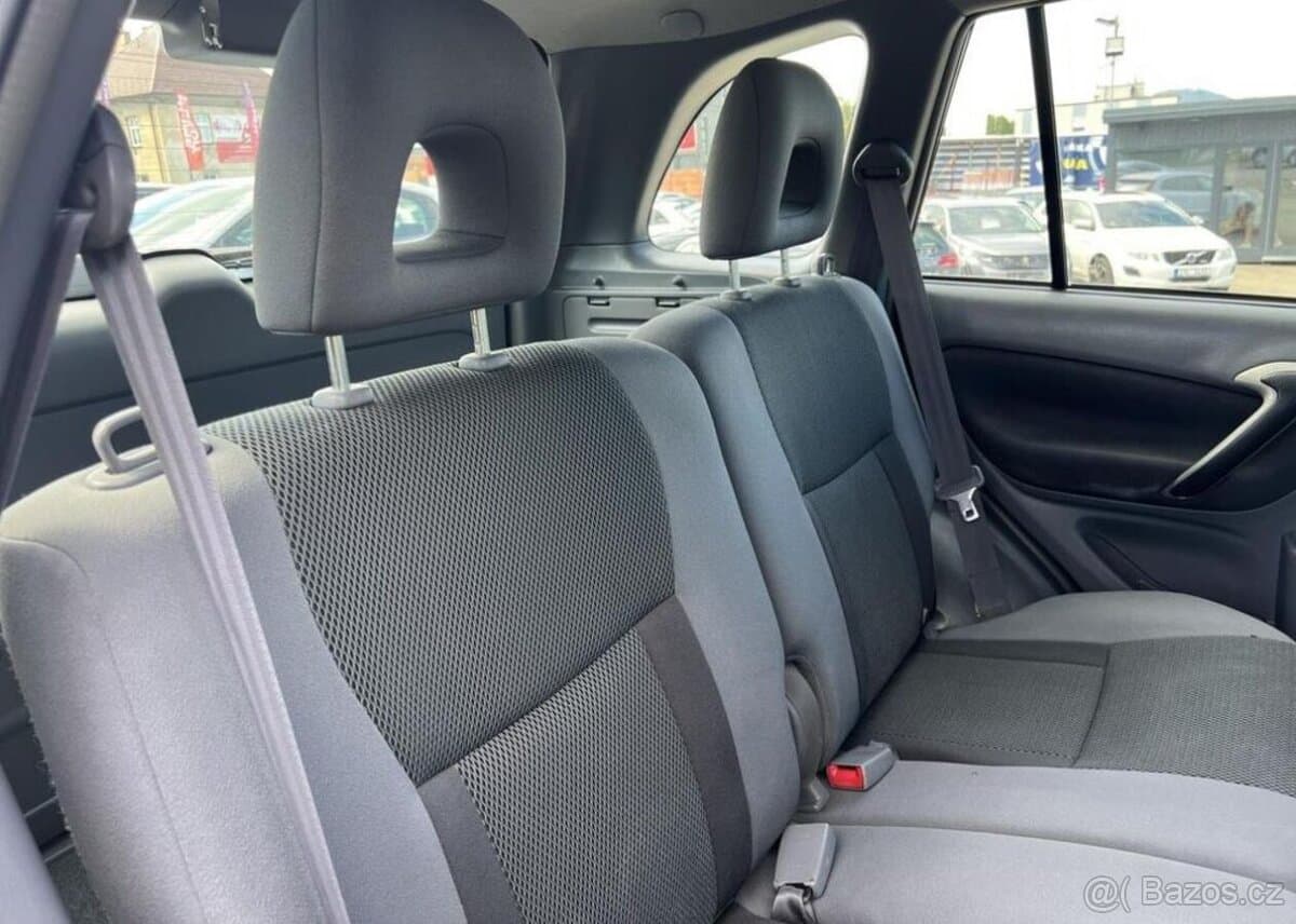 2003 Toyota RAV4 - 9
