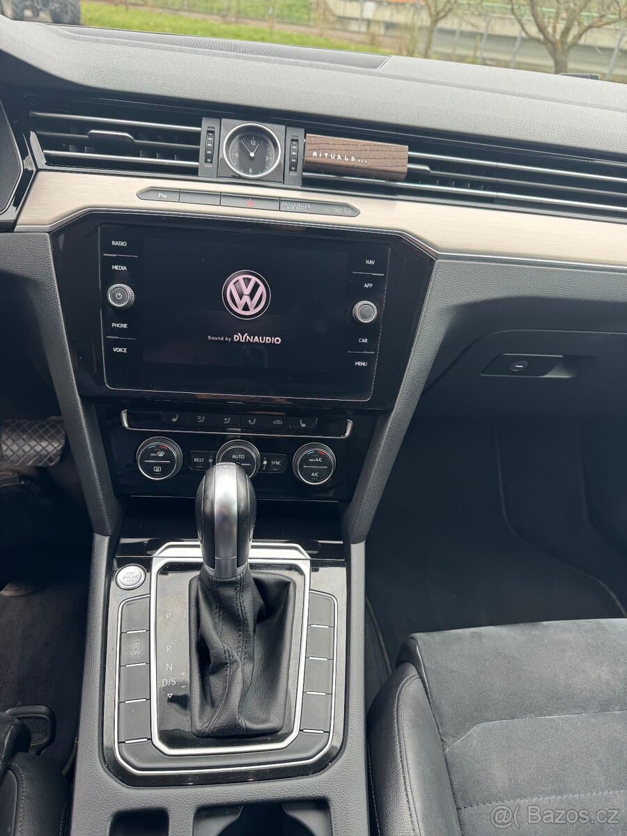 2017 Volkswagen PASSAT - 9