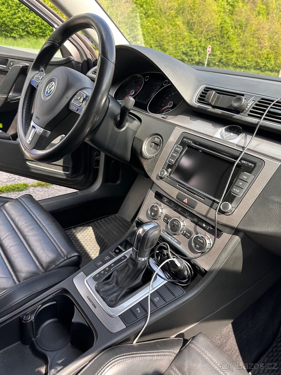 2013 Volkswagen PASSAT - 9