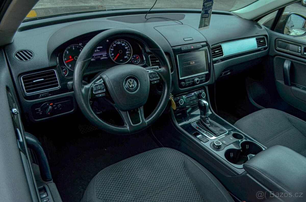 2011 Volkswagen TOUAREG - 9
