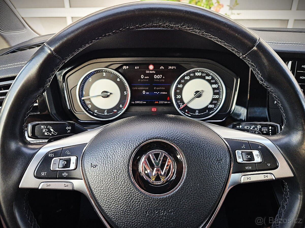 2019 Volkswagen TOUAREG - 9
