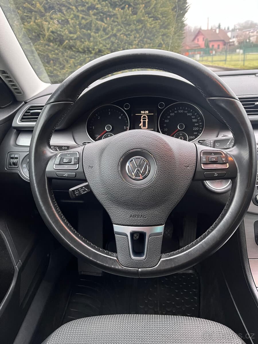2011 Volkswagen PASSAT - 9