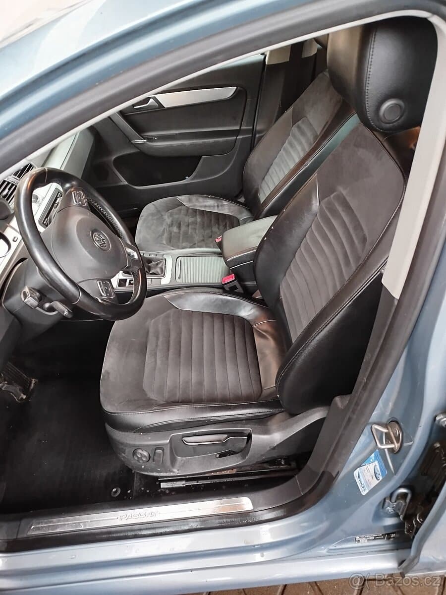 2011 Volkswagen PASSAT - 9