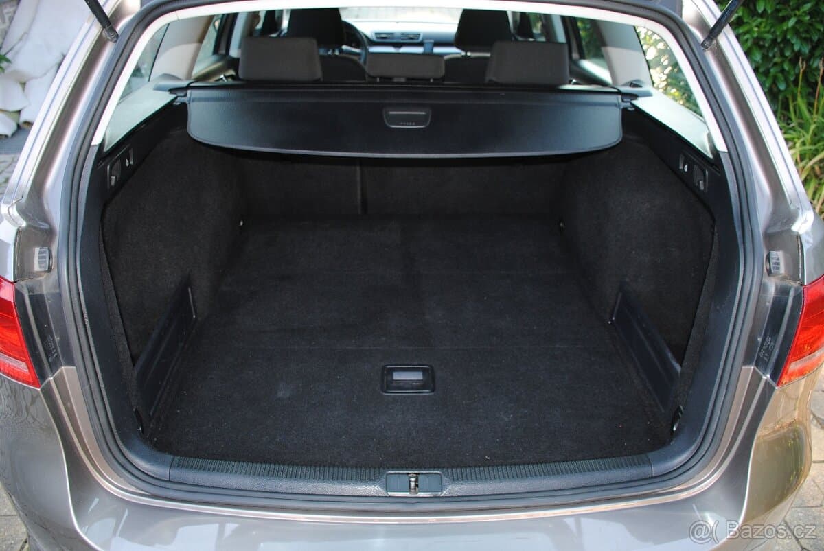 2011 Volkswagen PASSAT - 9