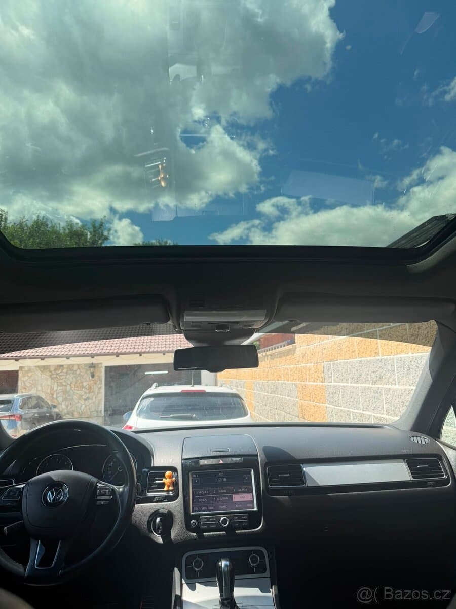 2011 Volkswagen TOUAREG - 9