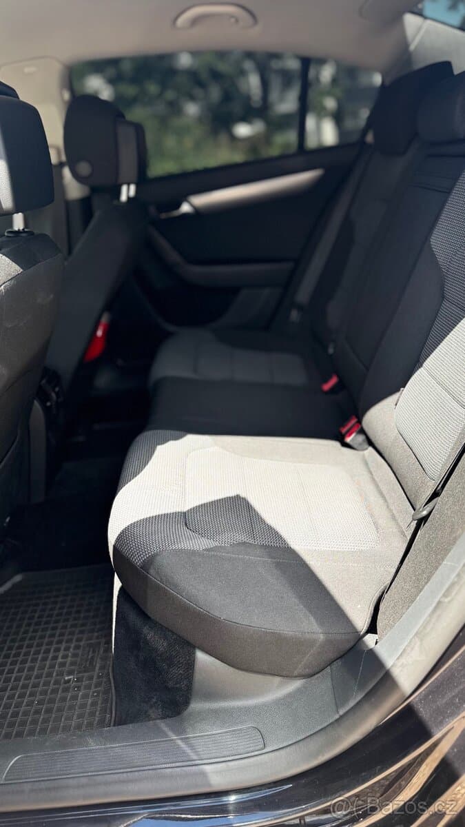 2011 Volkswagen PASSAT - 9