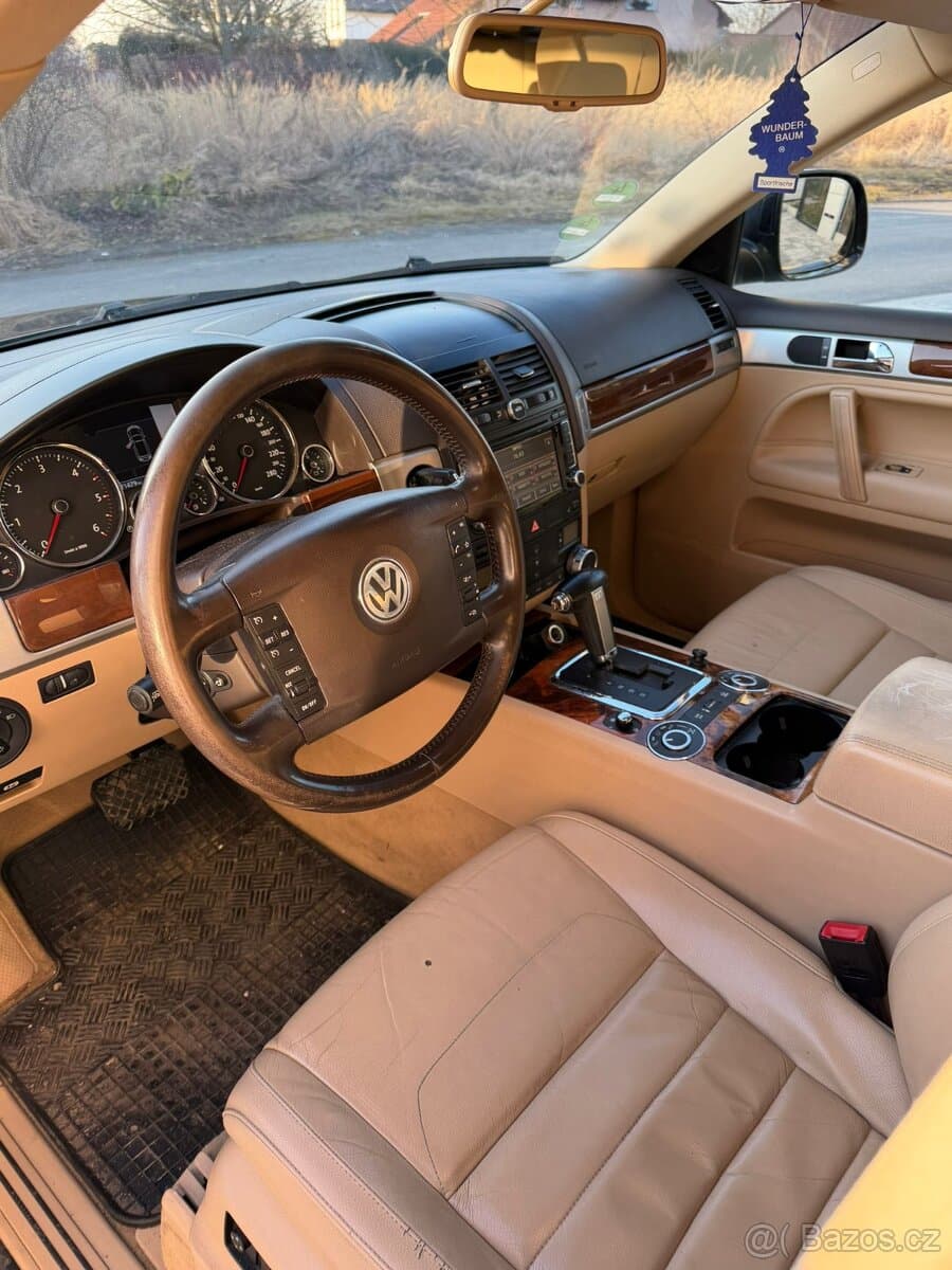2010 Volkswagen TOUAREG - 9