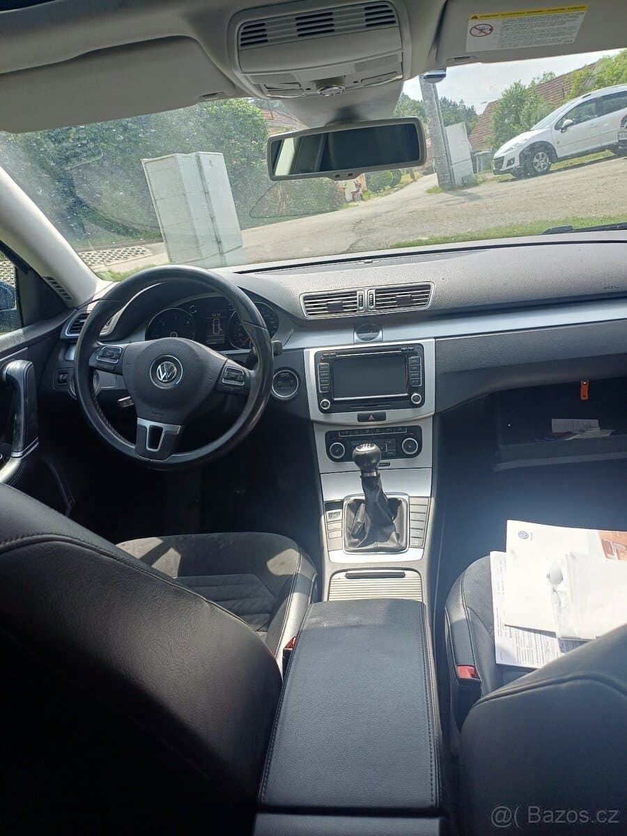 2011 Volkswagen PASSAT - 9