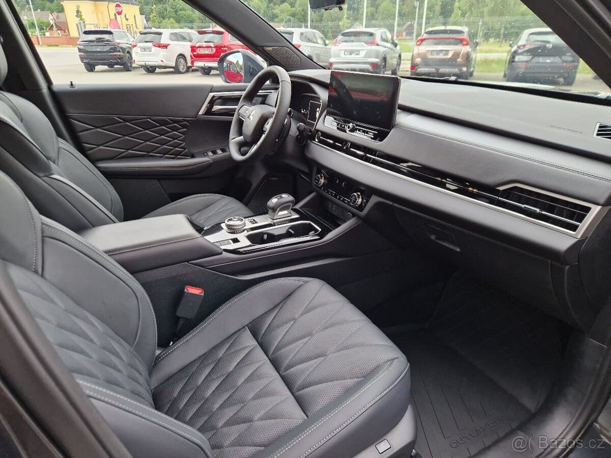 2026 Mitsubishi OUTLANDER - 9