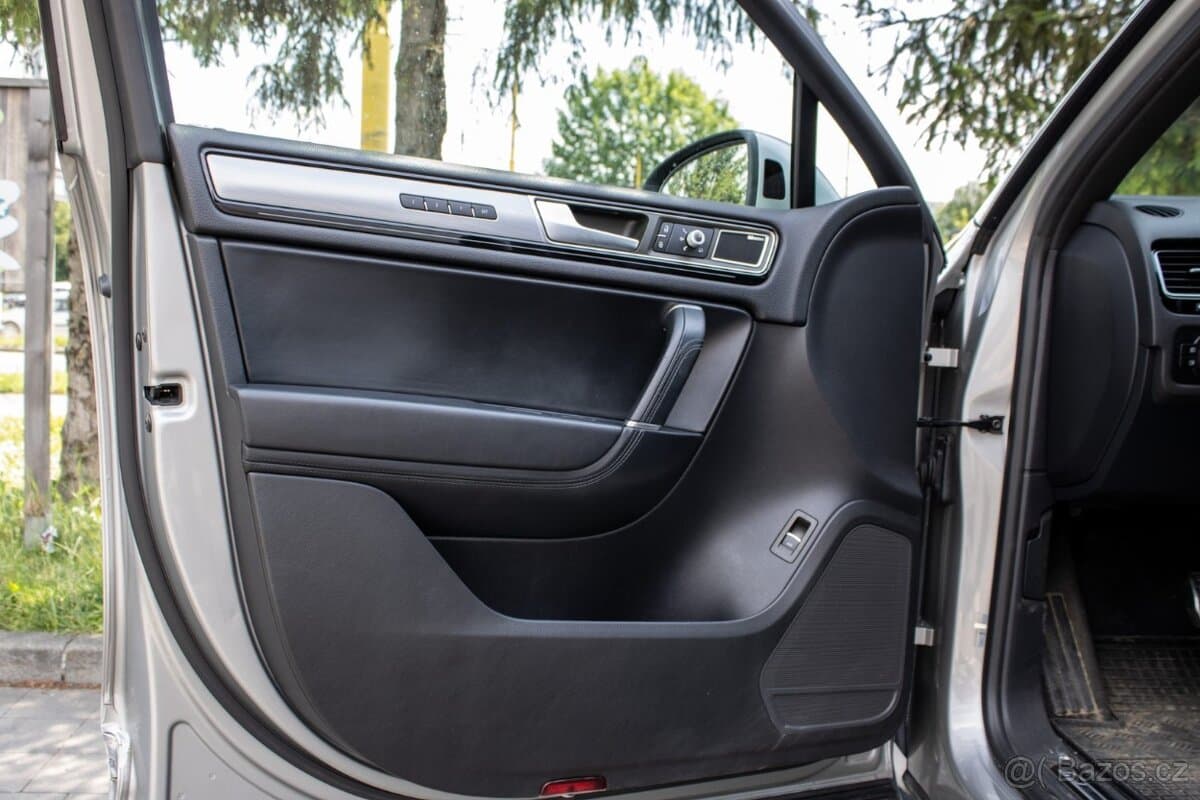 2015 Volkswagen TOUAREG - 9