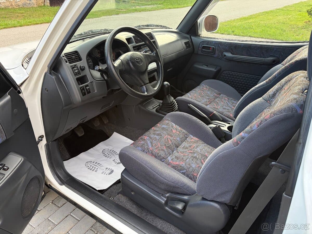 1999 Toyota RAV4 - 9