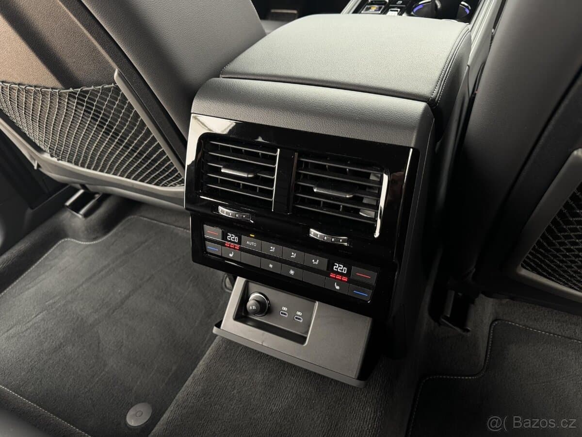 2025 Volkswagen TOUAREG - 9