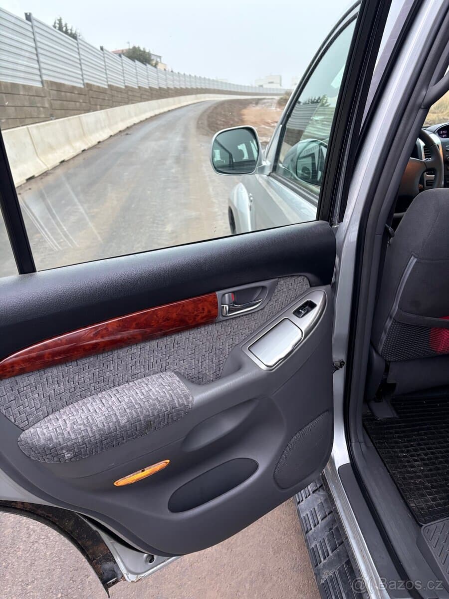 2004 Toyota LAND CRUISER - 9