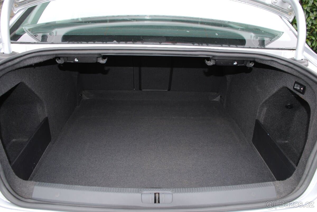 2011 Volkswagen PASSAT - 9
