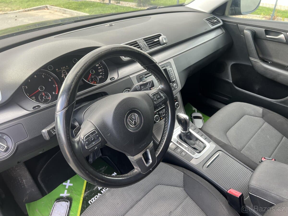 2011 Volkswagen PASSAT - 9