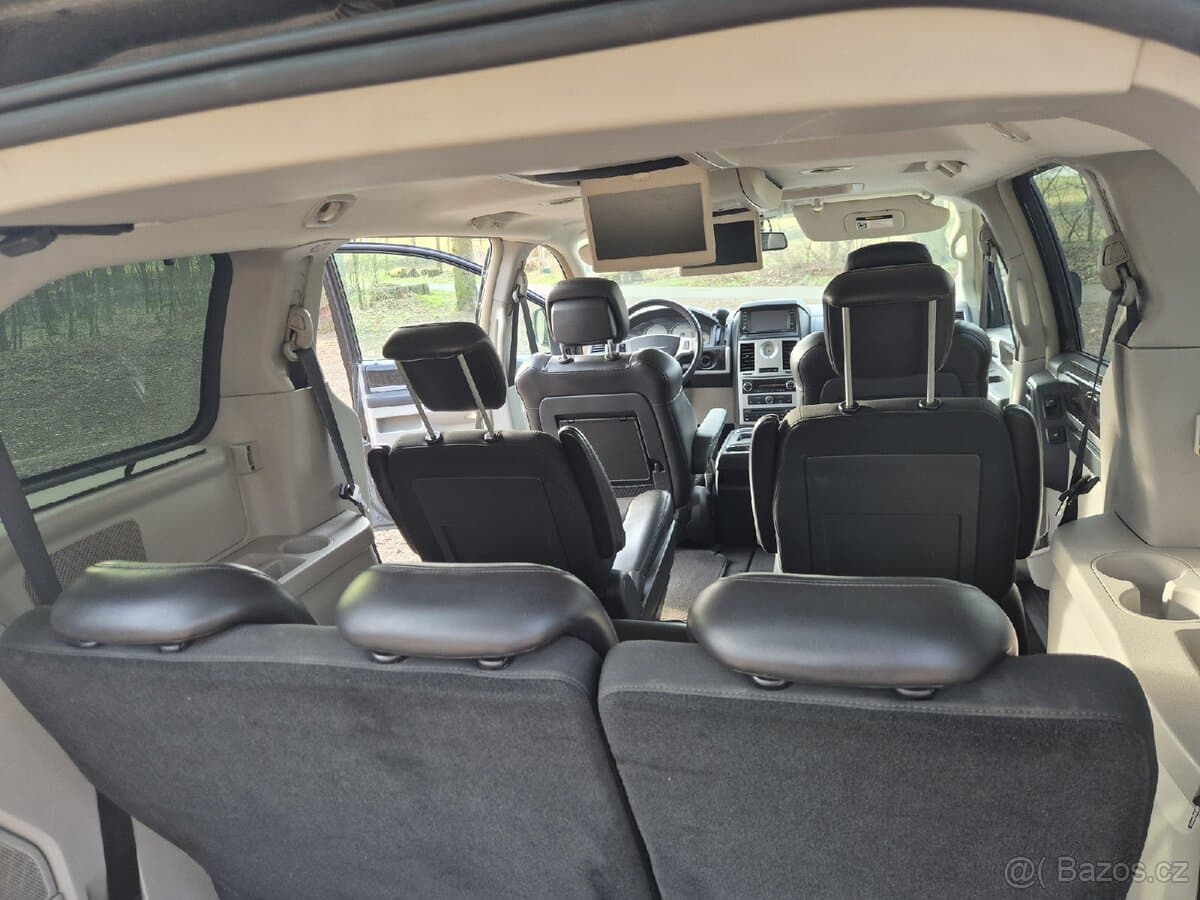 2011 Chrysler VOYAGER - 9