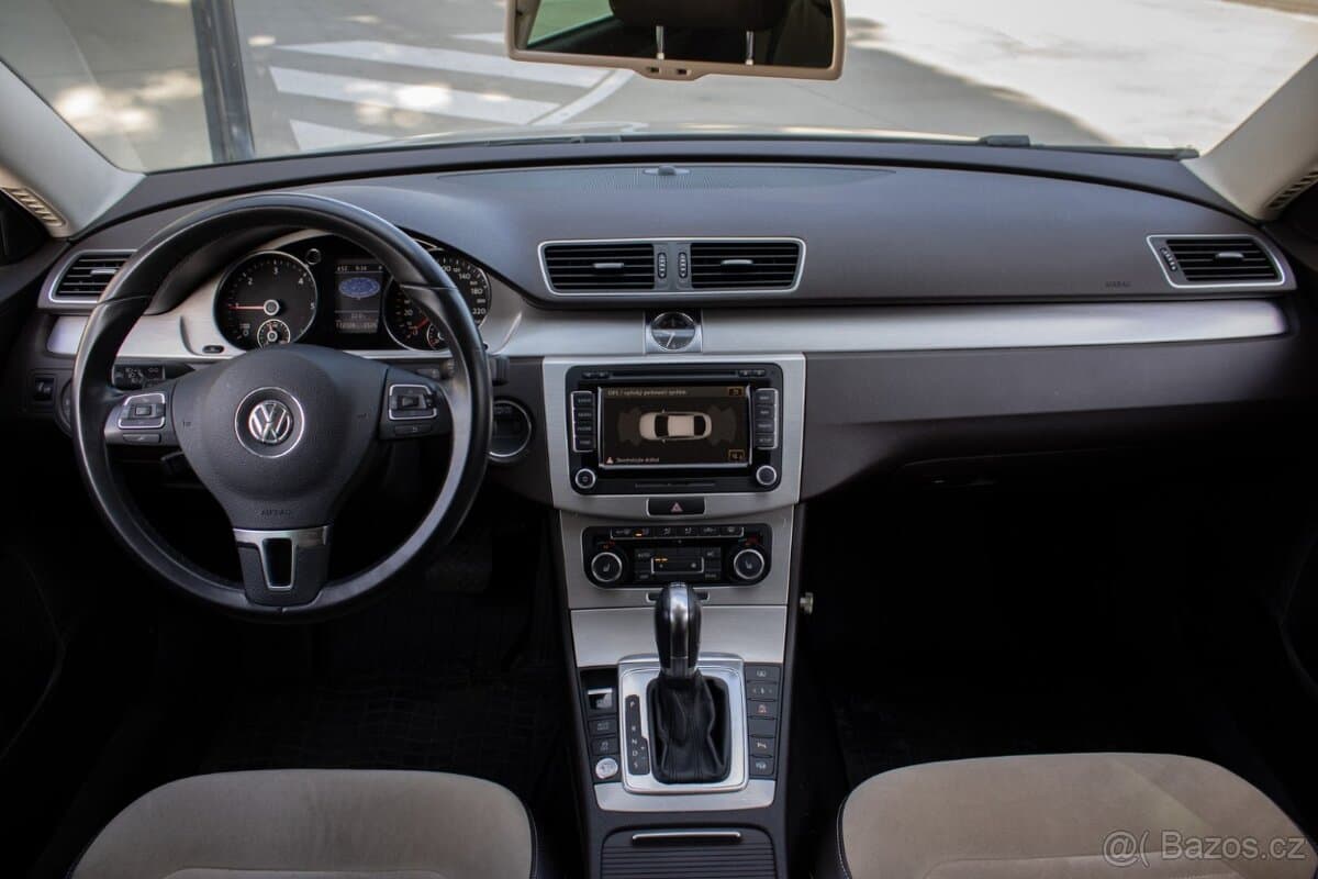2011 Volkswagen PASSAT - 9