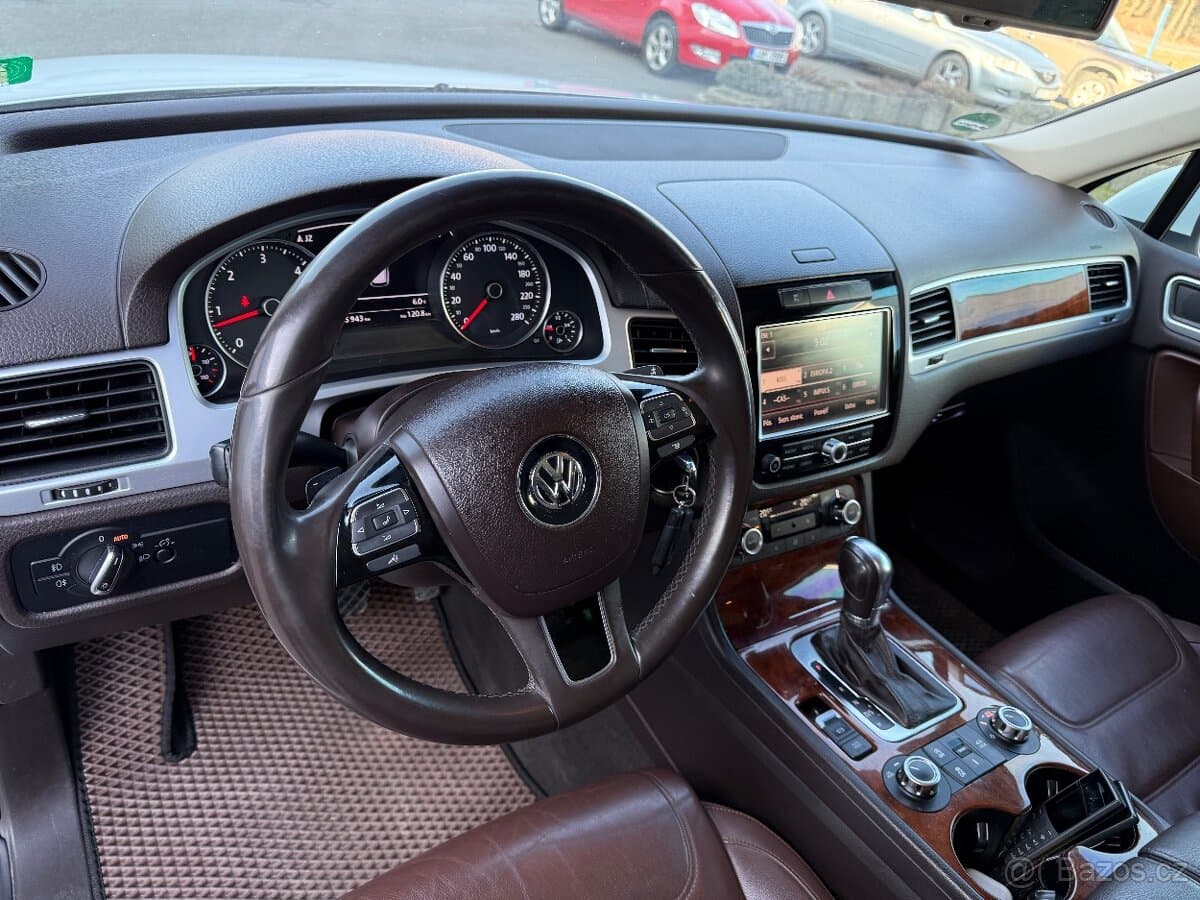 2012 Volkswagen TOUAREG - 9