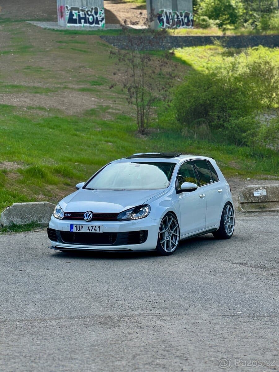 2011 Volkswagen GOLF - 9