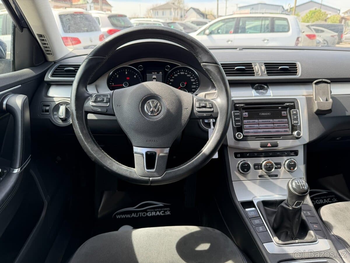 2013 Volkswagen PASSAT - 9