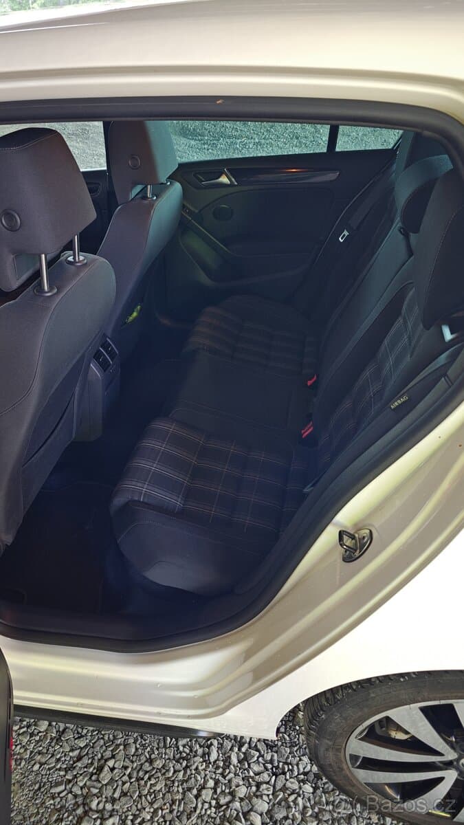 2011 Volkswagen GOLF - 9