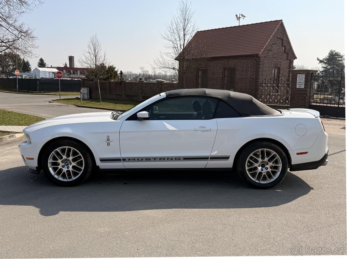 2012 Ford MUSTANG - 9