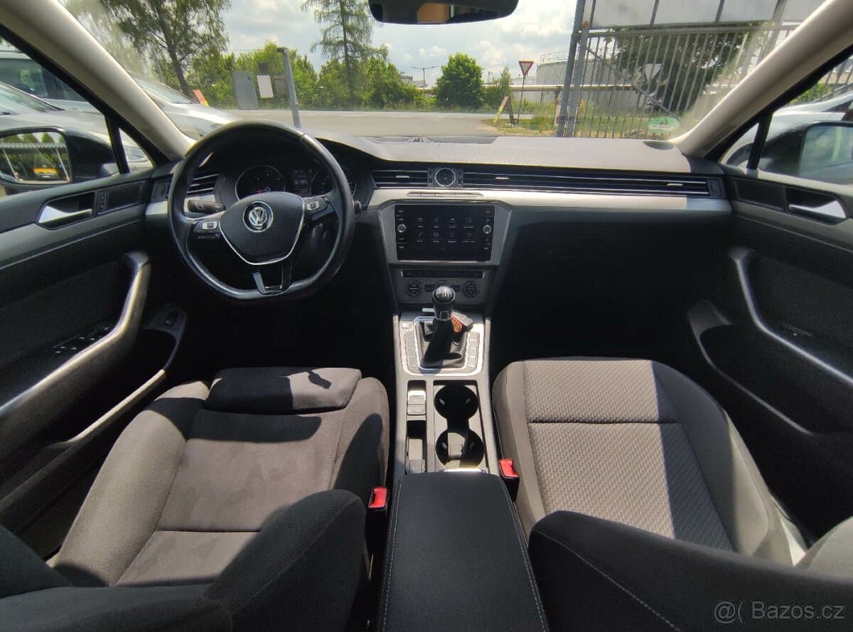 2017 Volkswagen PASSAT - 9