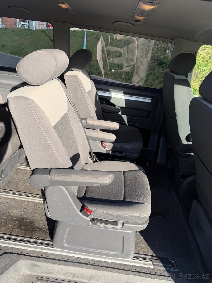 2010 Volkswagen MULTIVAN - 9