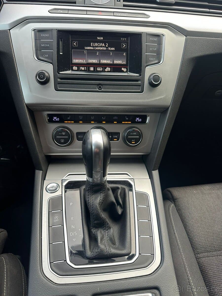 2015 Volkswagen PASSAT - 9