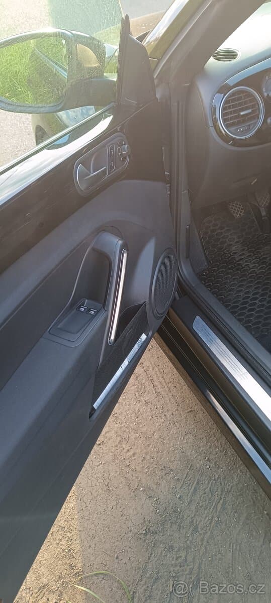 2012 Volkswagen BEETLE - 9