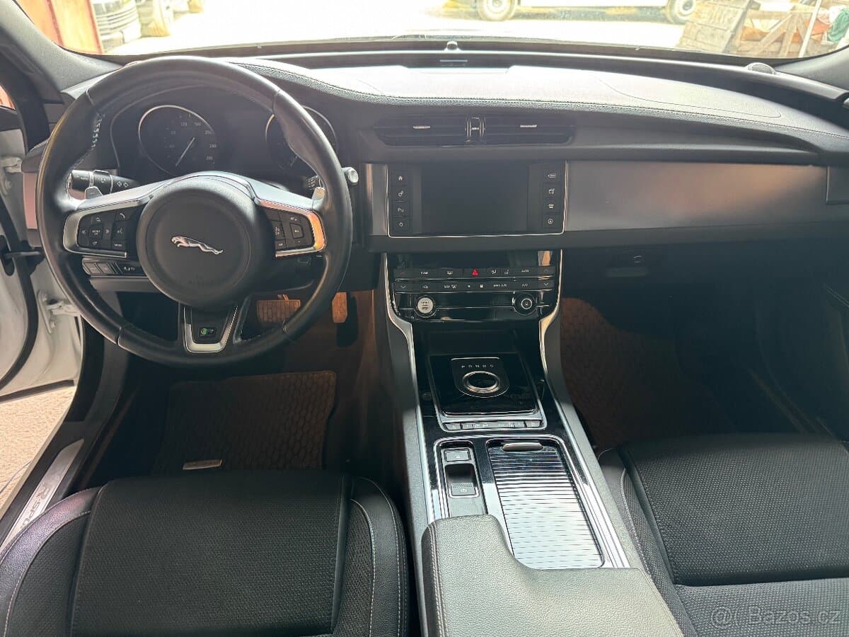 2018 Jaguar XF - 9