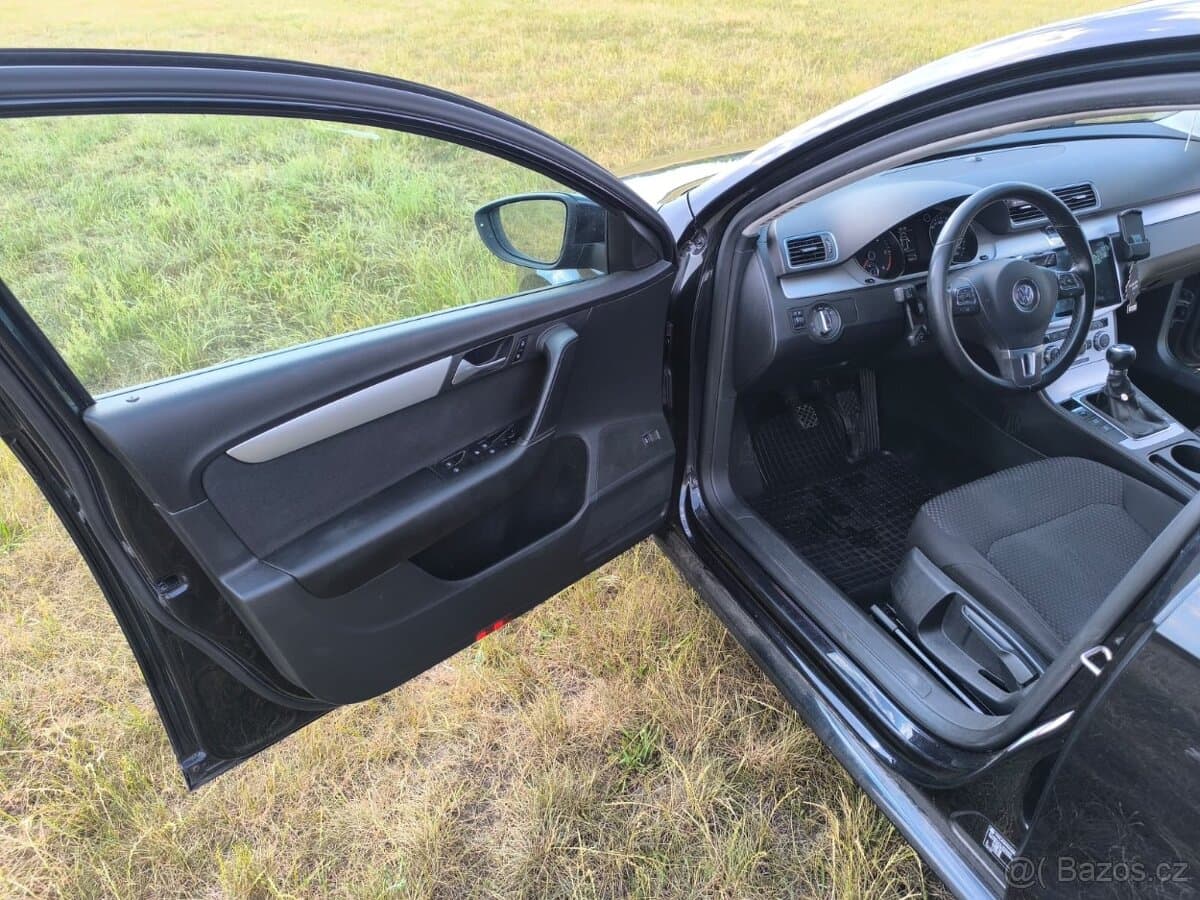 2011 Volkswagen PASSAT - 9