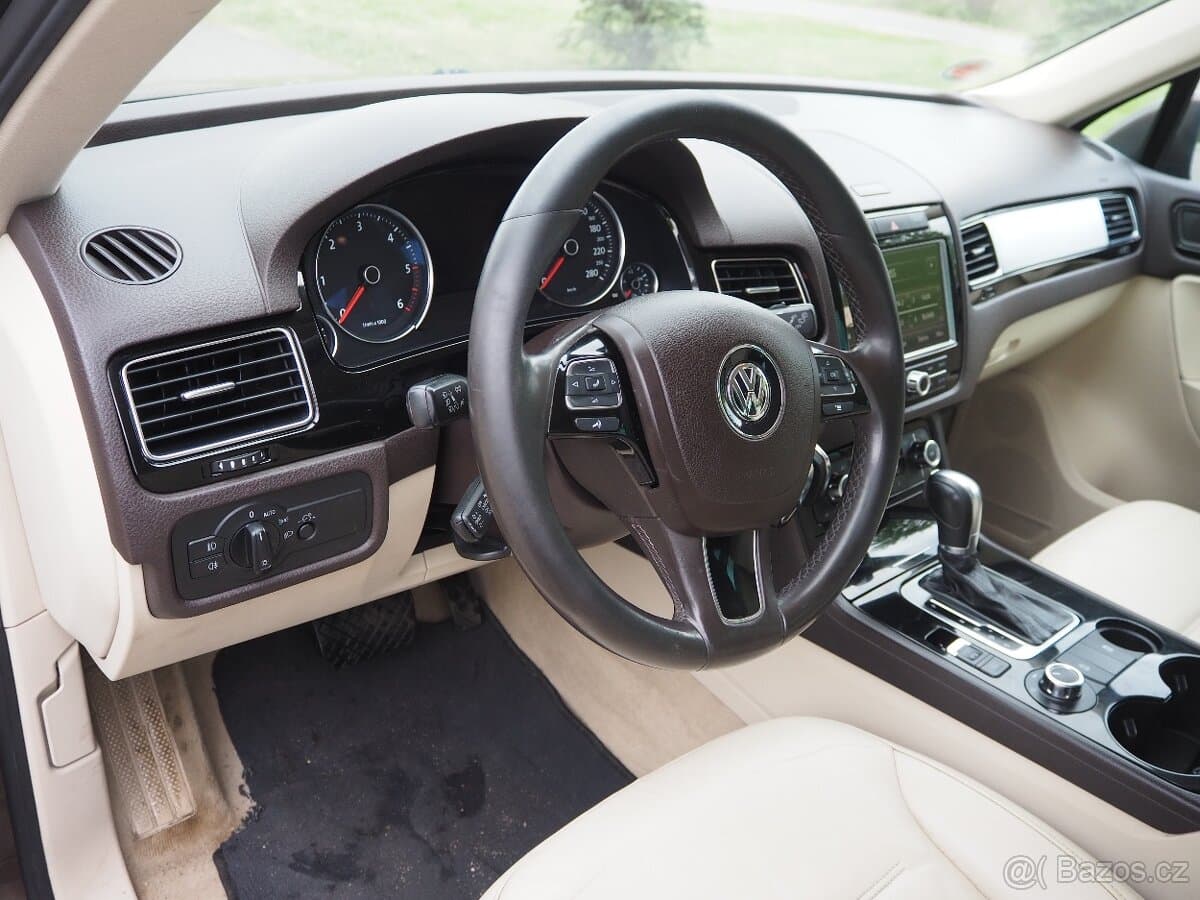2010 Volkswagen TOUAREG - 9