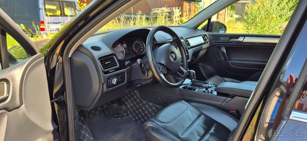 2011 Volkswagen TOUAREG - 9