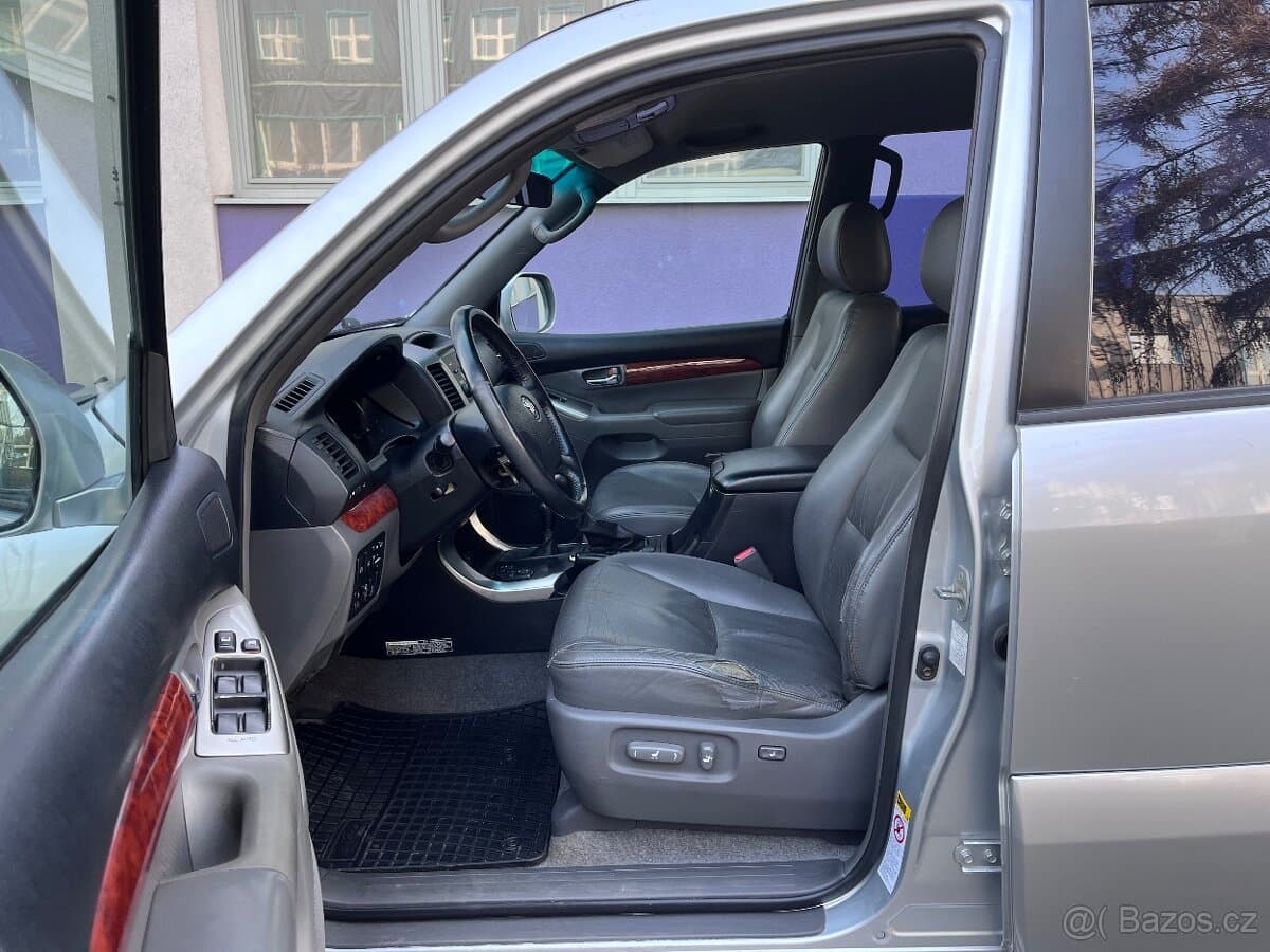 2004 Toyota LAND CRUISER - 9