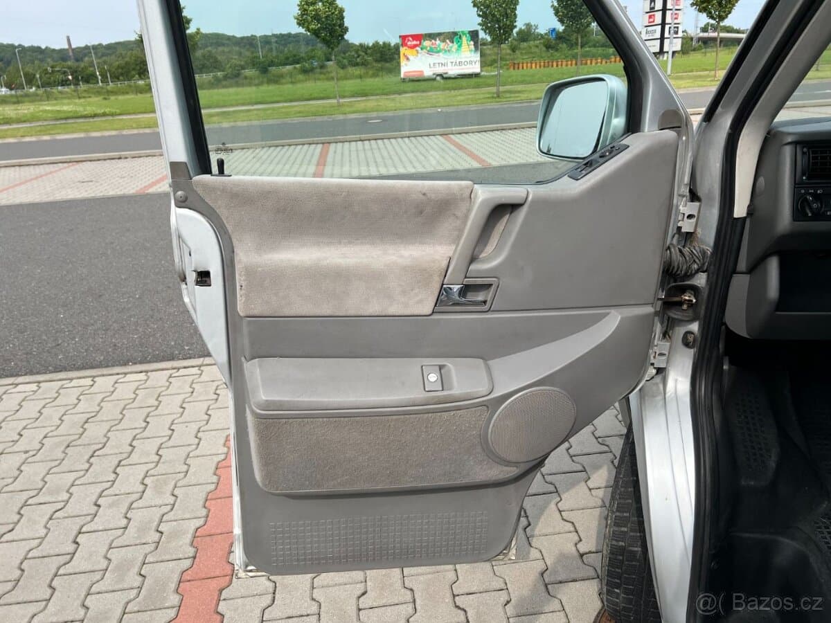 2003 Volkswagen CARAVELLE - 9
