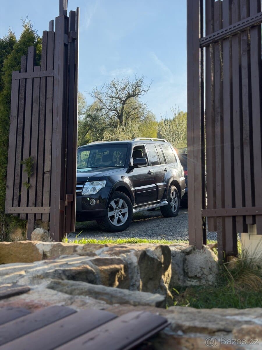 2009 Mitsubishi PAJERO - 9
