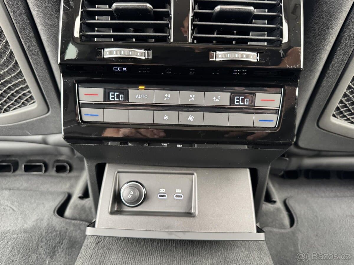 2025 Volkswagen TOUAREG - 9